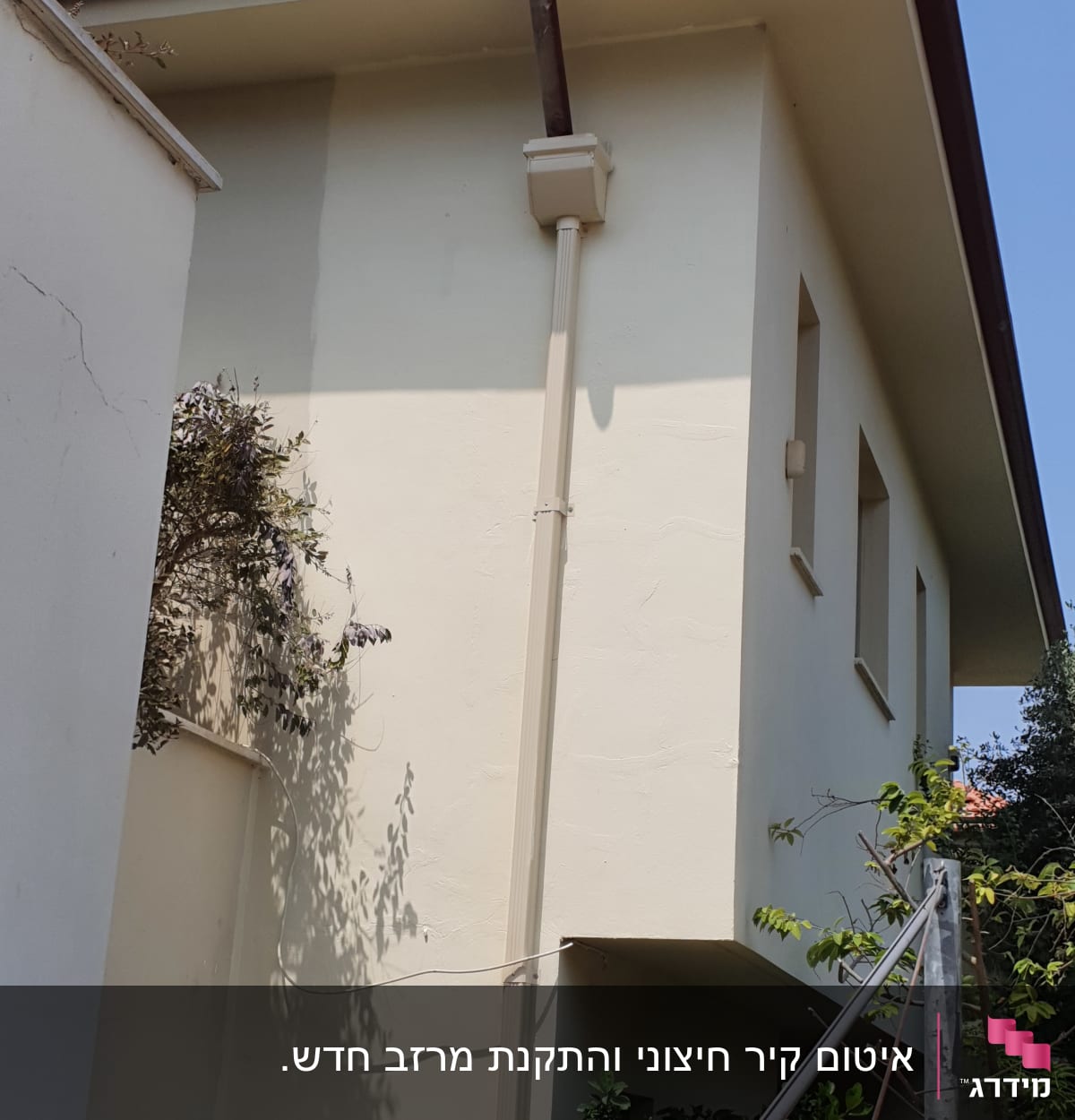 קיר חיצוני עם צינור ניקוז ומרזב